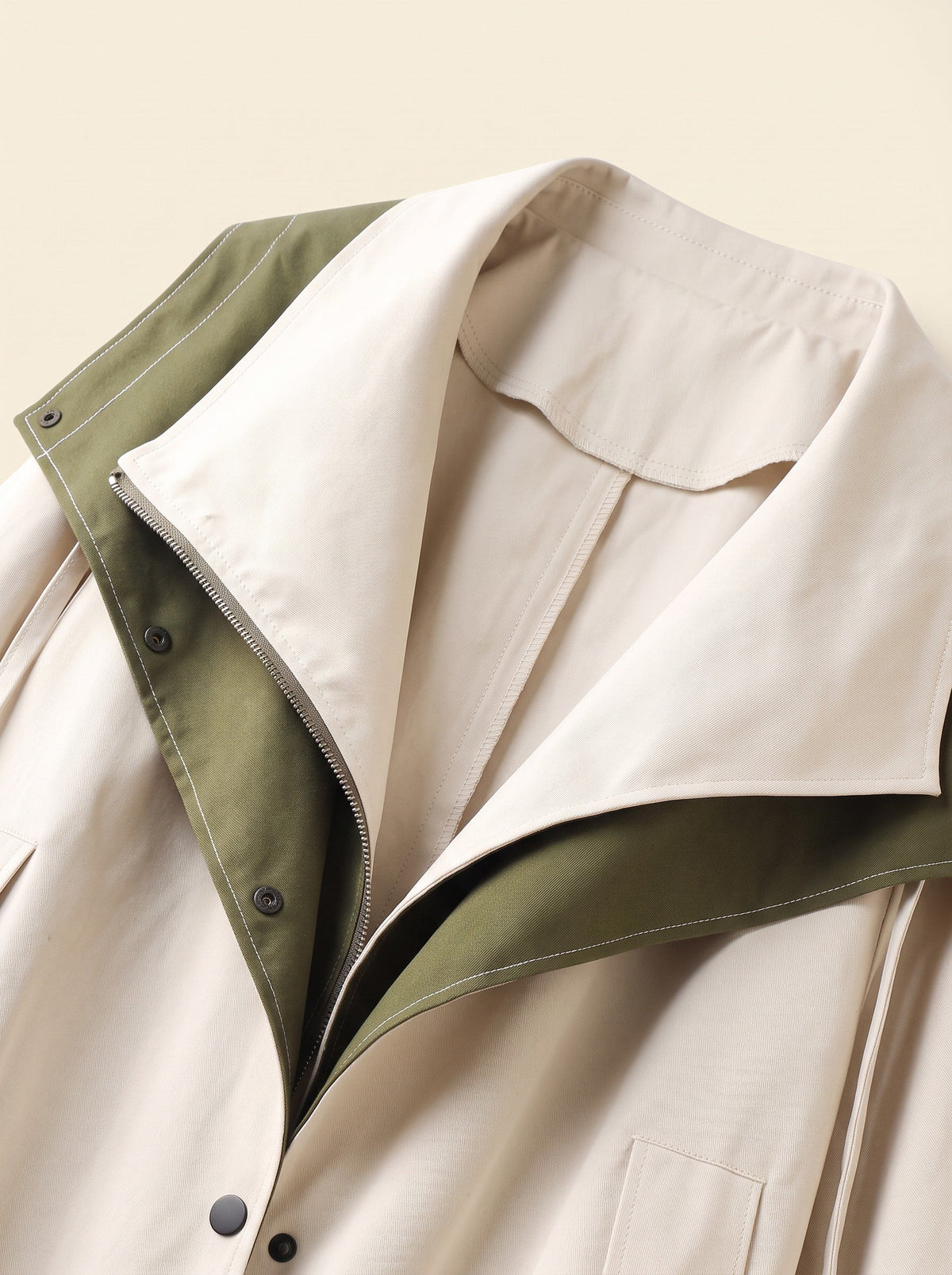 Women's Short Hooded Trench Coat – White – two-tone collar and zip detail