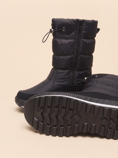 Women's Insulated Snow Boots – Black – lugged sole, side zip and toggle drawstring detail