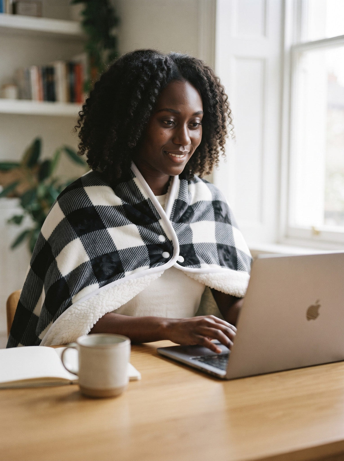 USB Heated Wearable Tartan Throw – Black & White Check – lifestyle